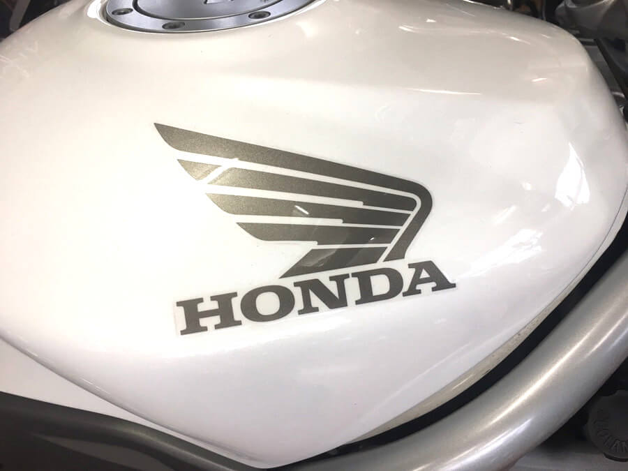 白いボディに入れられたホンダのエンブレム